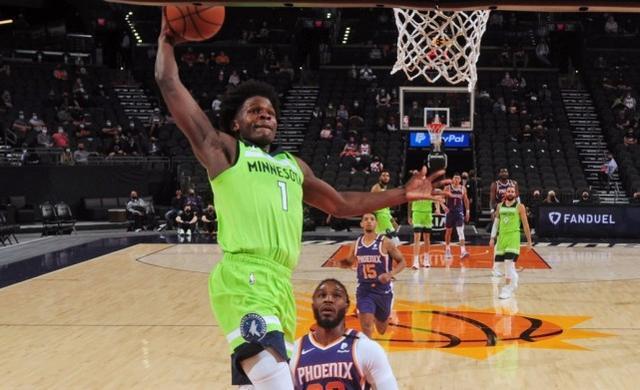  森林狼爱德华兹隔扣戈贝尔，十佳球榜首预定  