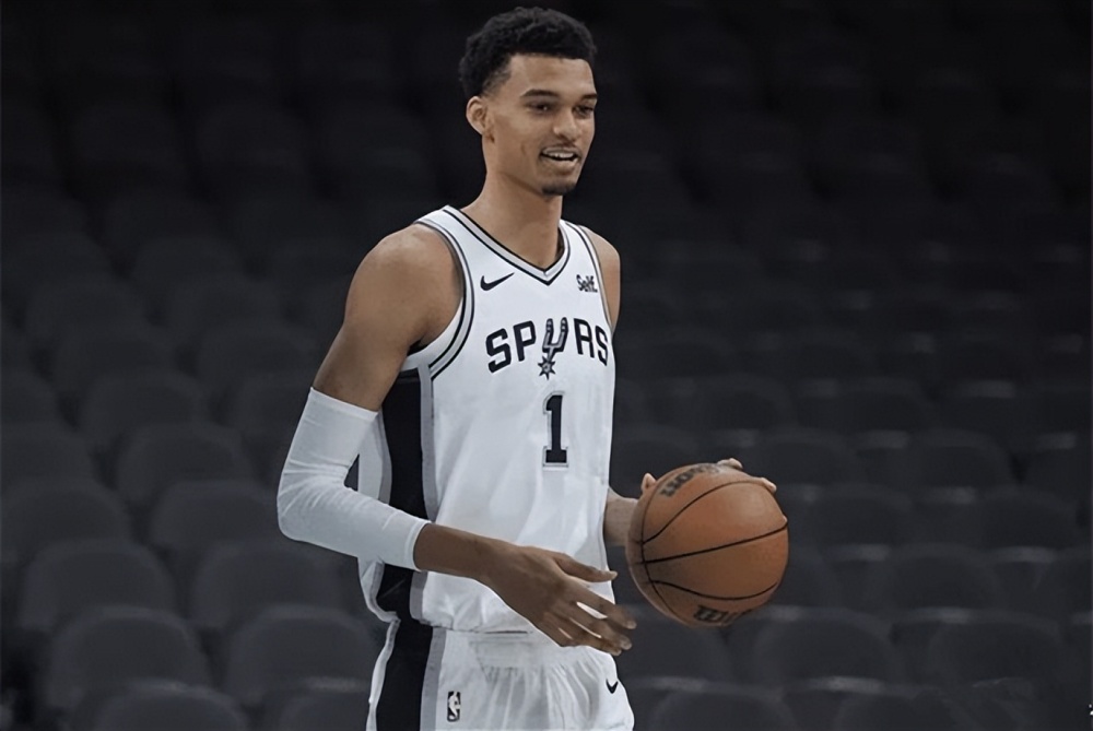  马刺文班亚马首秀惊艳，法国天才改写盖帽纪录  