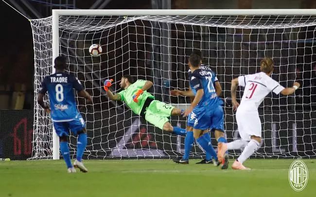  国际米兰防线漏洞频现，卫冕冠军遭遇三连平  